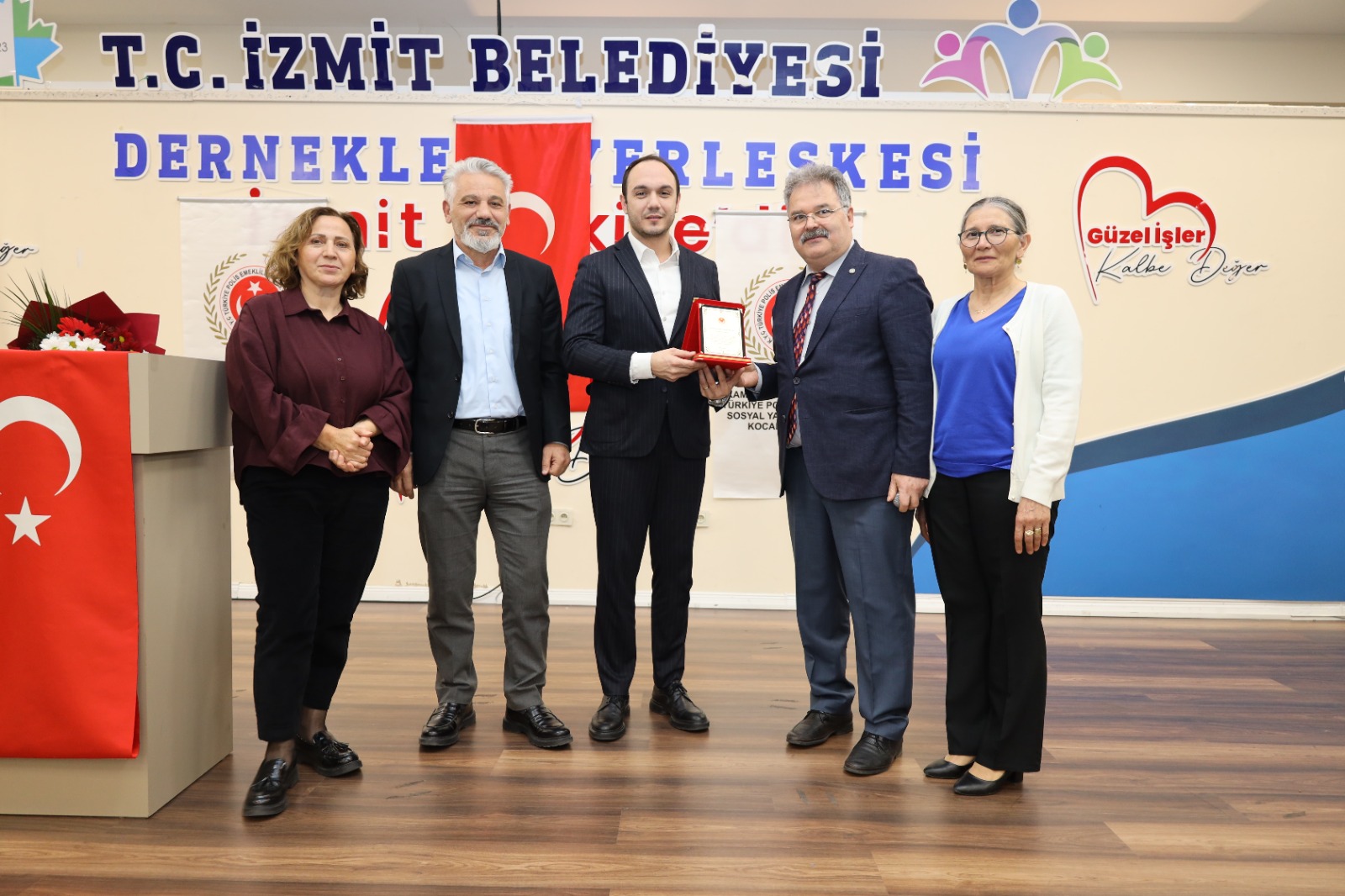 Plaket Takdimi Plaket Takdimi