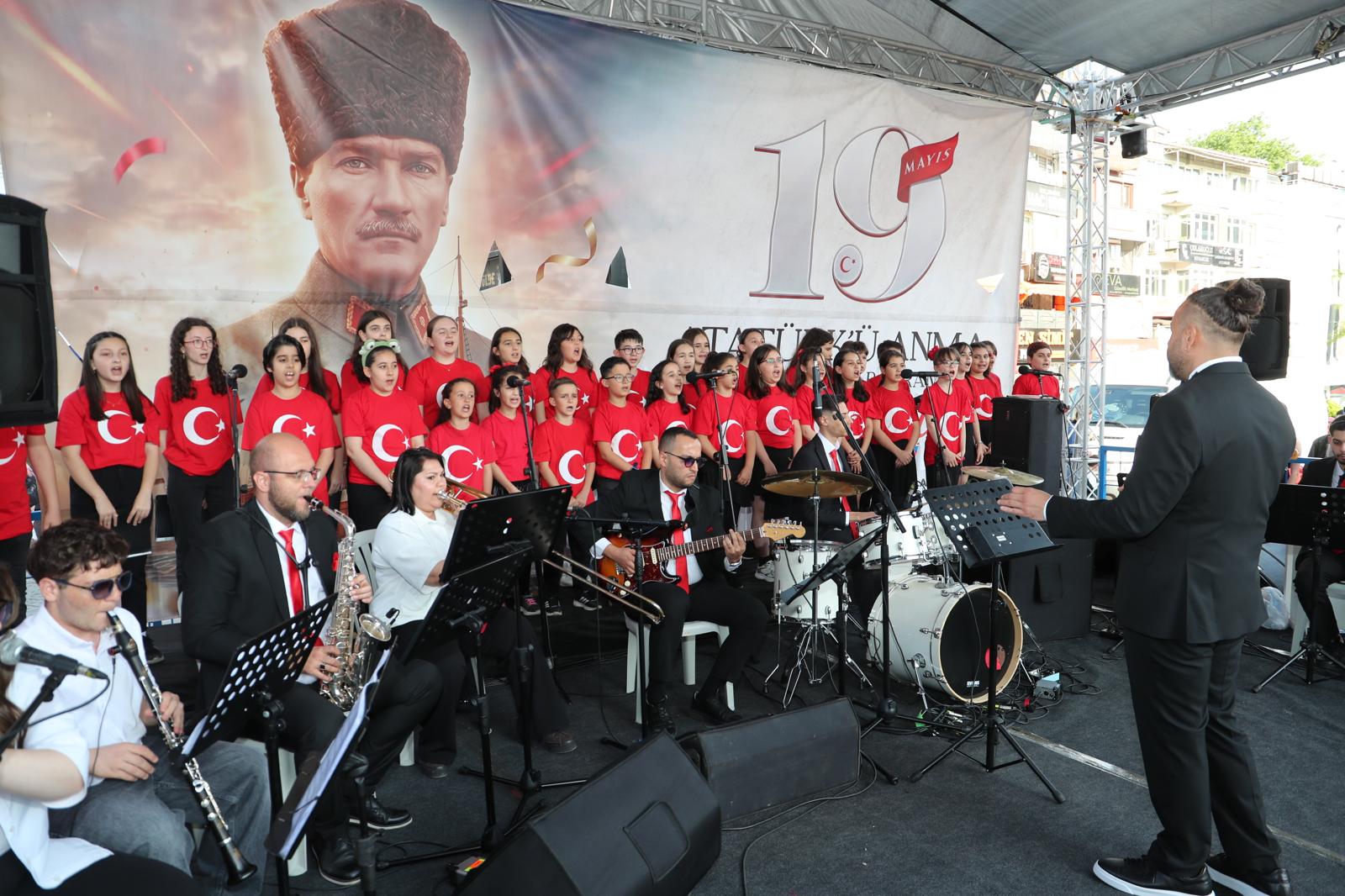 19 Mayis coskusu Izmit Belediye Meydani'ni doldurdu (1)