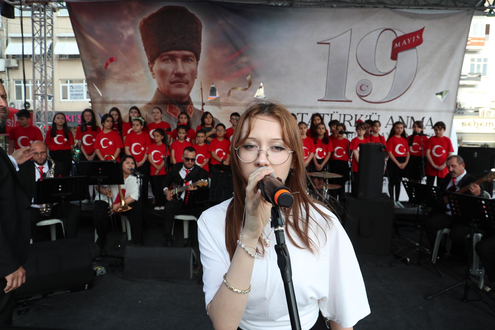 19 Mayis coskusu Izmit Belediye Meydani'ni doldurdu (10)