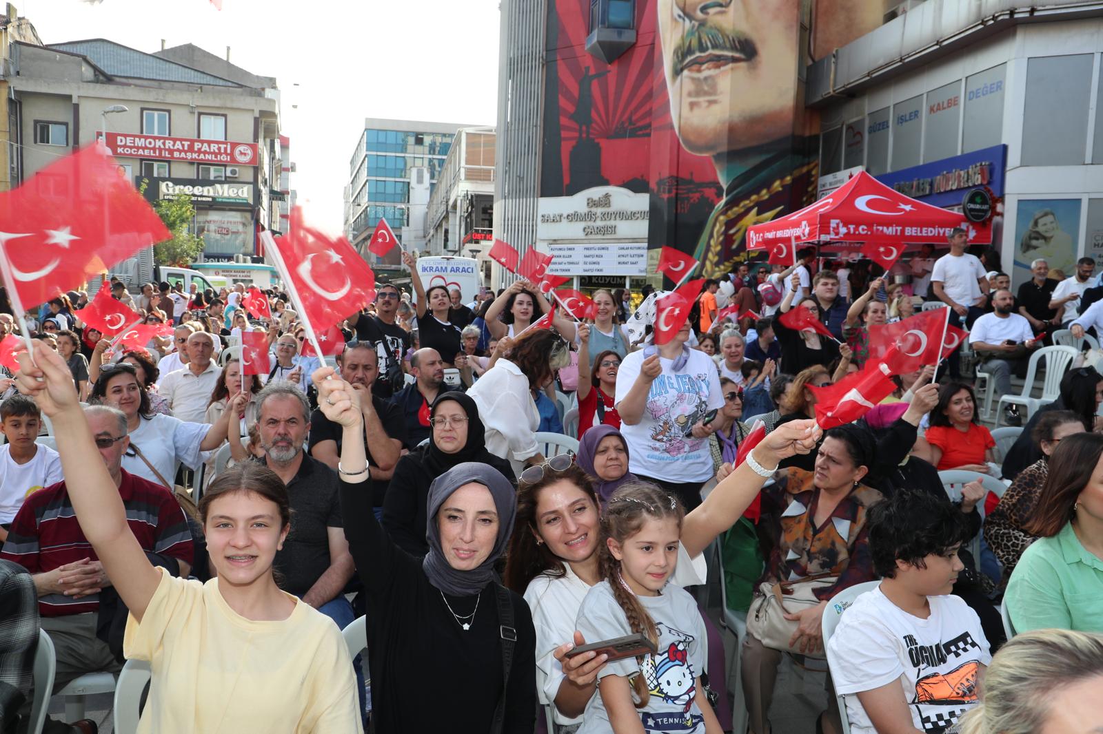 19 Mayis coskusu Izmit Belediye Meydani'ni doldurdu (13)
