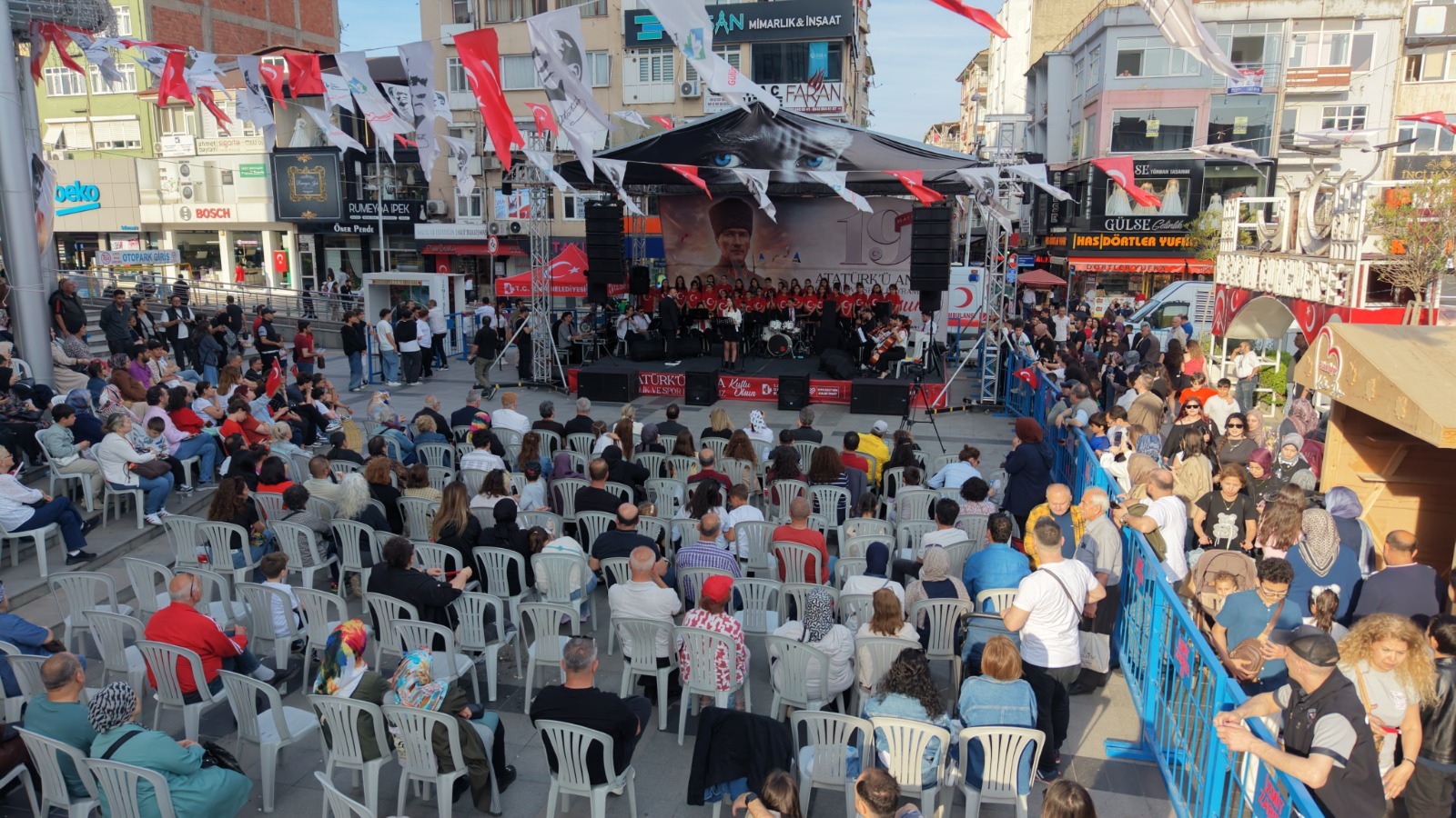 19 Mayis coskusu Izmit Belediye Meydani'ni doldurdu (14)