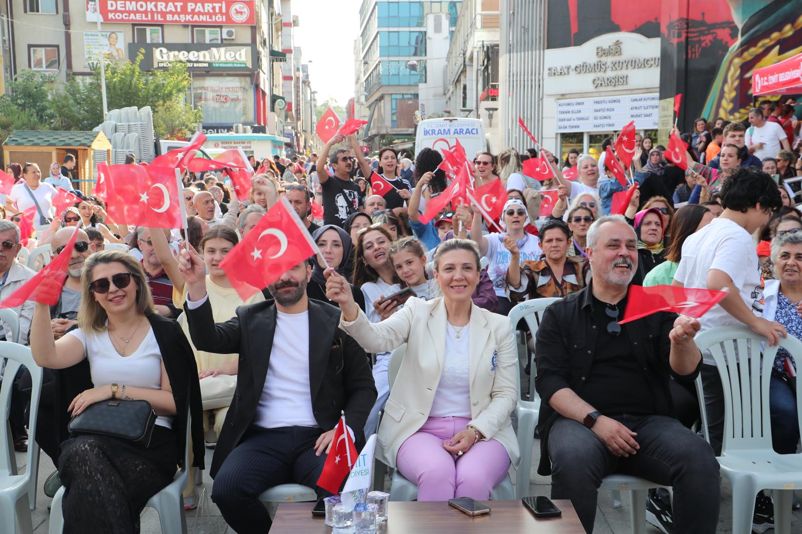19 Mayis coskusu Izmit Belediye Meydani'ni doldurdu (17)