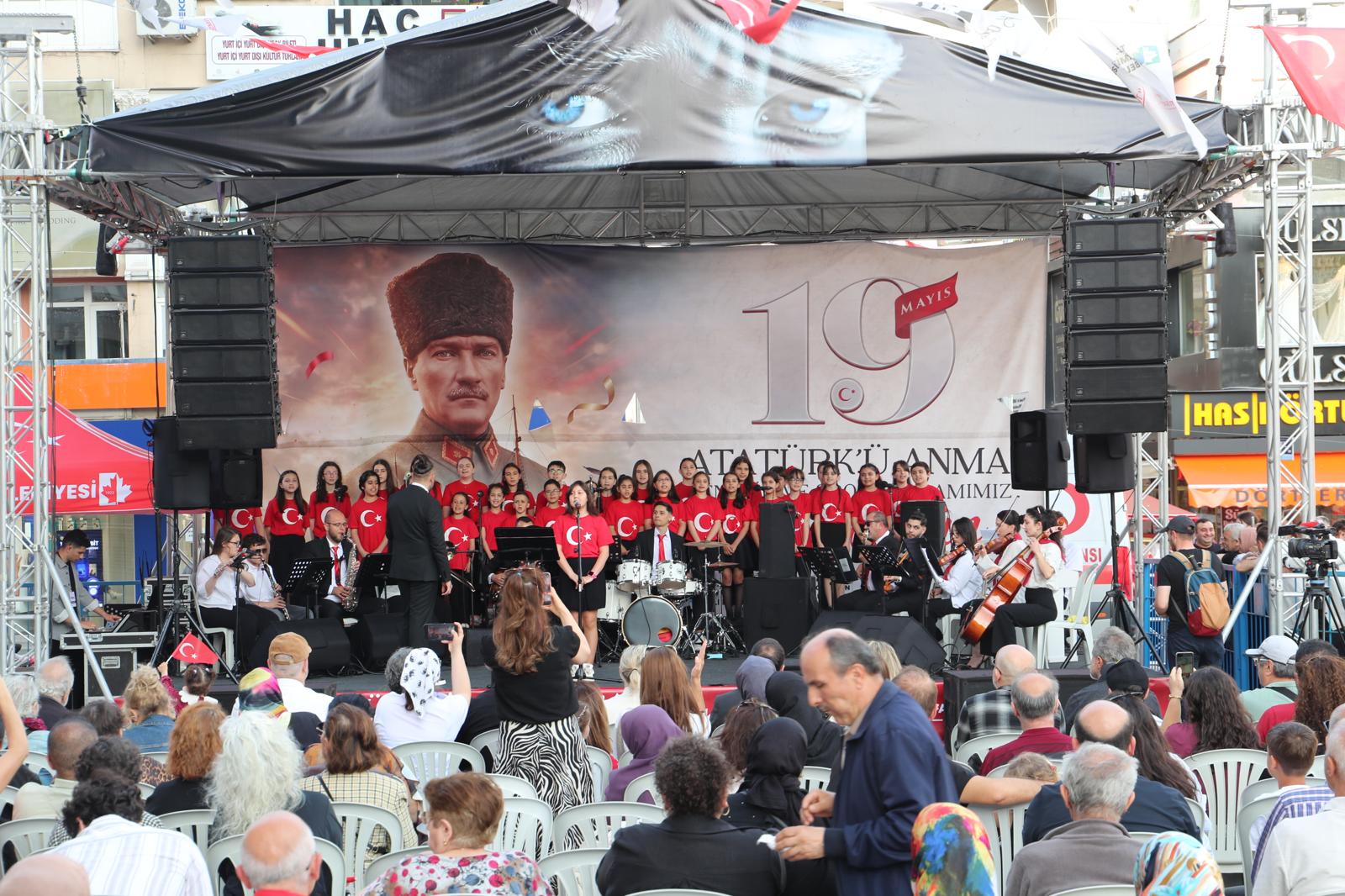 19 Mayis coskusu Izmit Belediye Meydani'ni doldurdu (18)