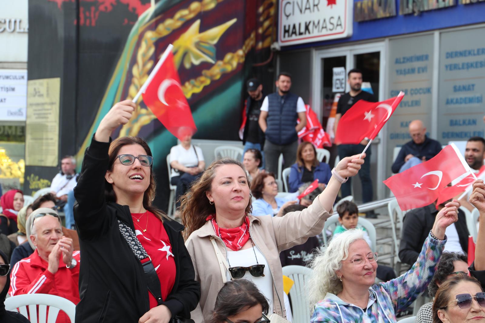 19 Mayis coskusu Izmit Belediye Meydani'ni doldurdu (2)
