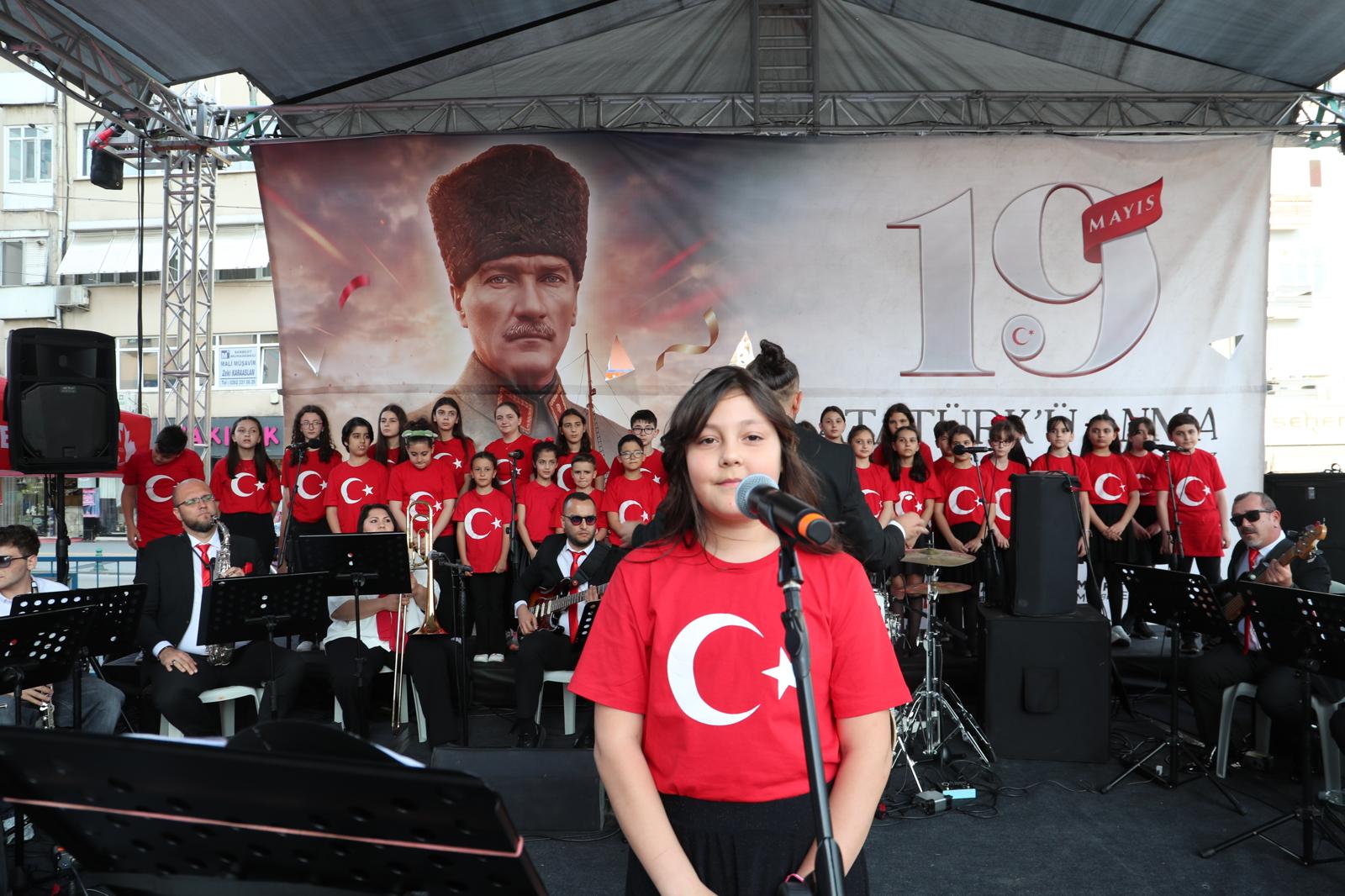 19 Mayis coskusu Izmit Belediye Meydani'ni doldurdu (4)