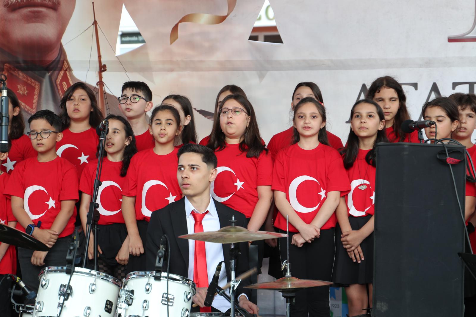19 Mayis coskusu Izmit Belediye Meydani'ni doldurdu (5)