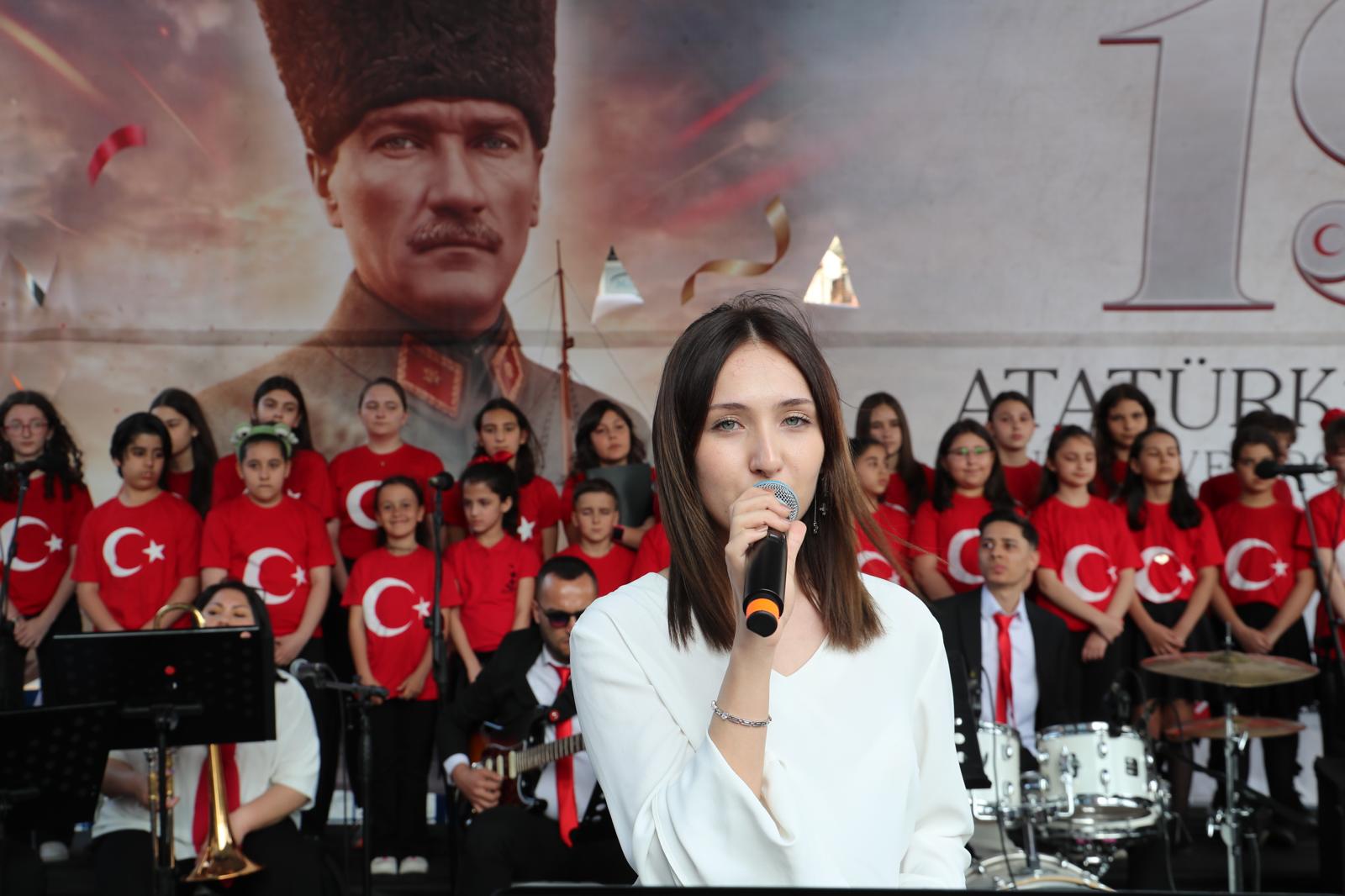 19 Mayis coskusu Izmit Belediye Meydani'ni doldurdu (8)