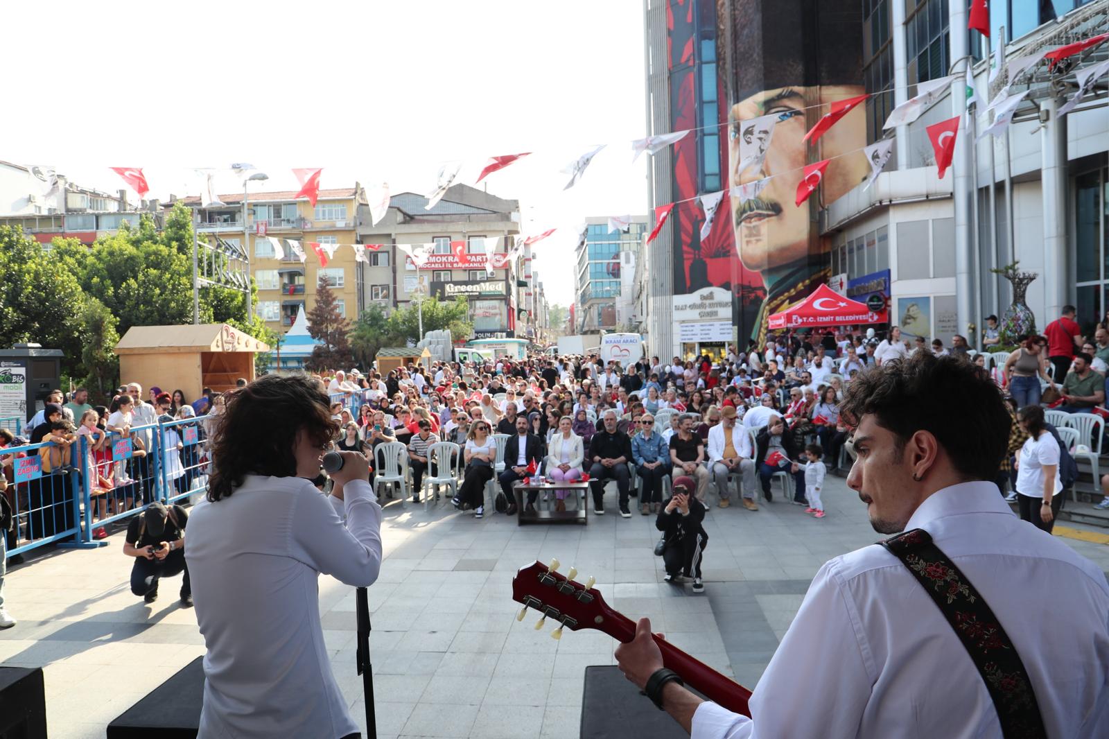 19 Mayis coskusu Izmit Belediye Meydani'ni doldurdu (9)