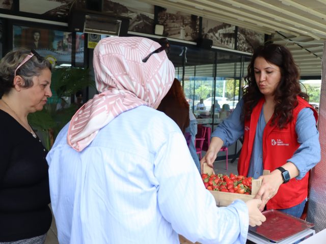 ÇİLEK KÖYÜ’NÜN TAZE ÇİLEKLERİ GÜLÜMSE KAFE’DE