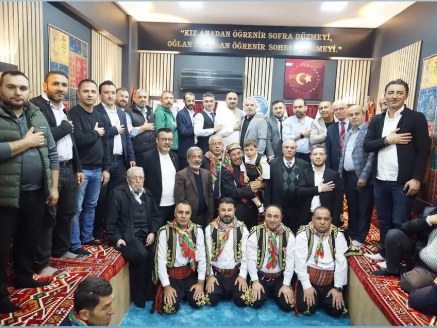 Hakan Yalçin Çankiri Yarenler Derneginin açilisina katildi (1) Hakan Yalçin Çankiri Yarenler Derneginin açilisina katildi (1)
