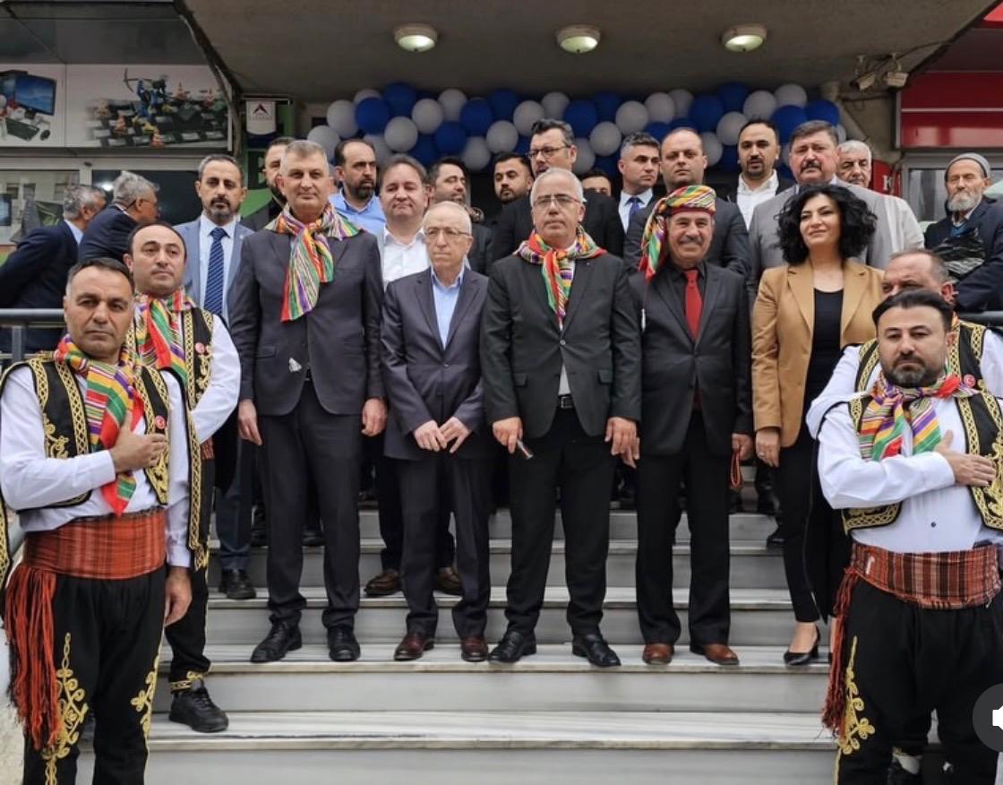 Hakan Yalçin Çankiri Yarenler Derneginin açilisina katildi (4) Hakan Yalçin Çankiri Yarenler Derneginin açilisina katildi (4)