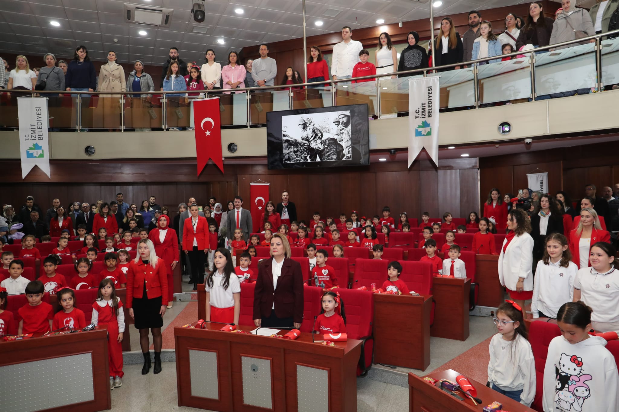 IZMIT'TE MECLISI ÇOCUKLAR YÖNETTI (2)