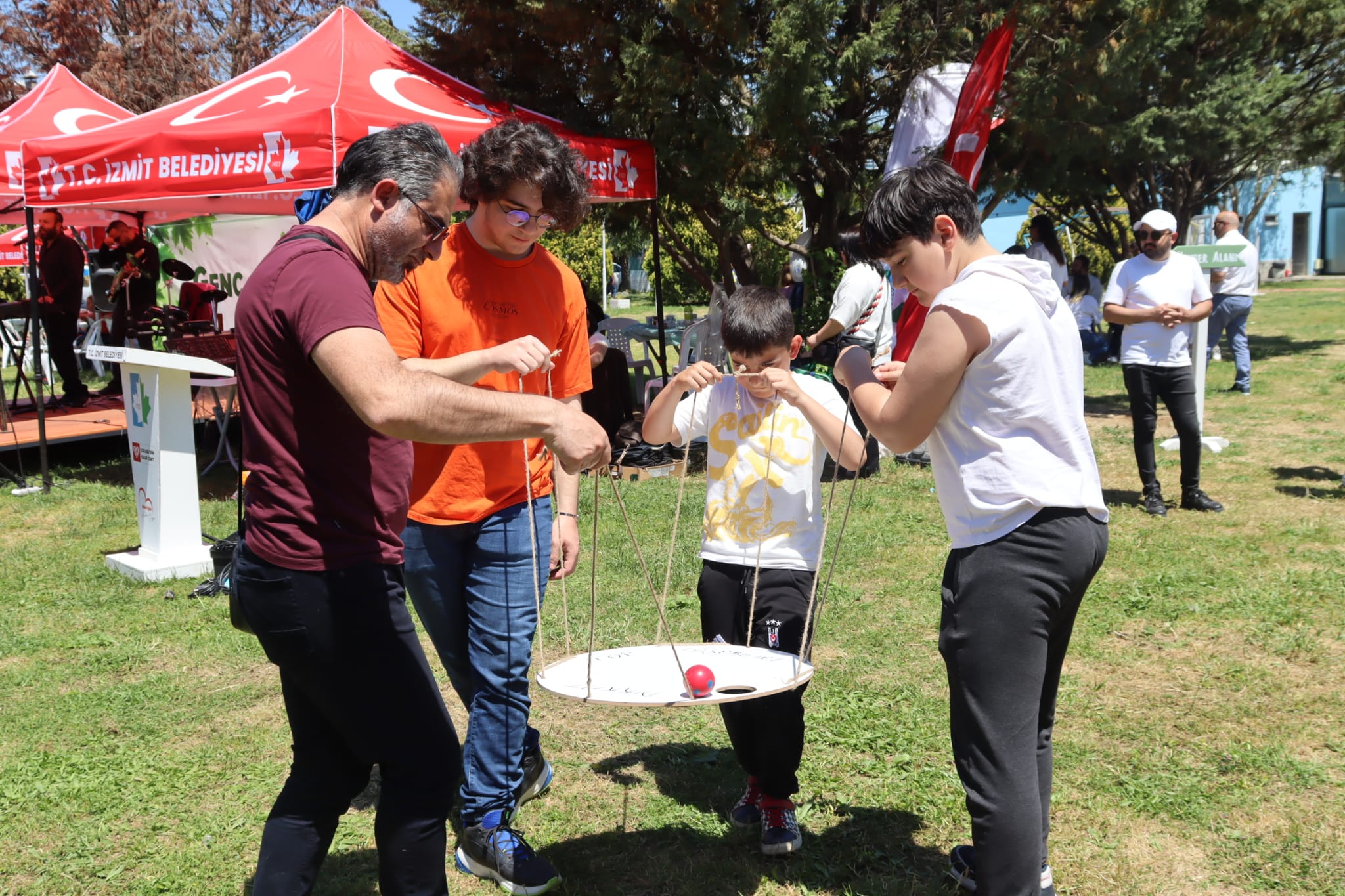 Izmit Belediyesi Çinar Akademisi Ailesi pilav gününde bulustu (1) Izmit Belediyesi Çinar Akademisi Ailesi pilav gününde bulustu (1)
