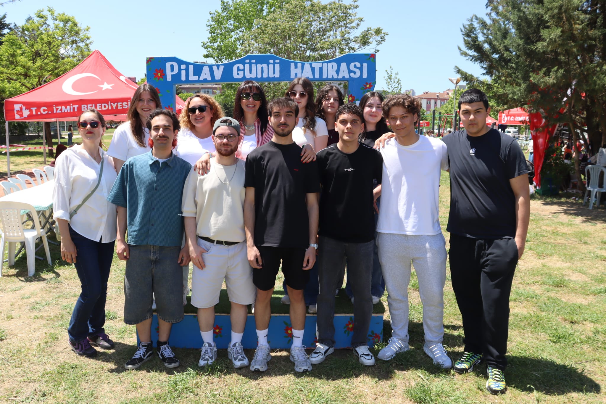 Izmit Belediyesi Çinar Akademisi Ailesi pilav gününde bulustu (2) Izmit Belediyesi Çinar Akademisi Ailesi pilav gününde bulustu (2)