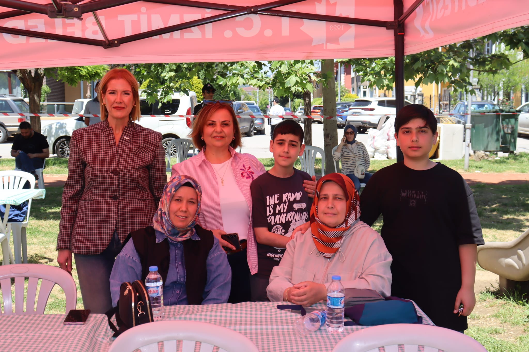 Izmit Belediyesi Çinar Akademisi Ailesi pilav gününde bulustu (6) Izmit Belediyesi Çinar Akademisi Ailesi pilav gününde bulustu (6)