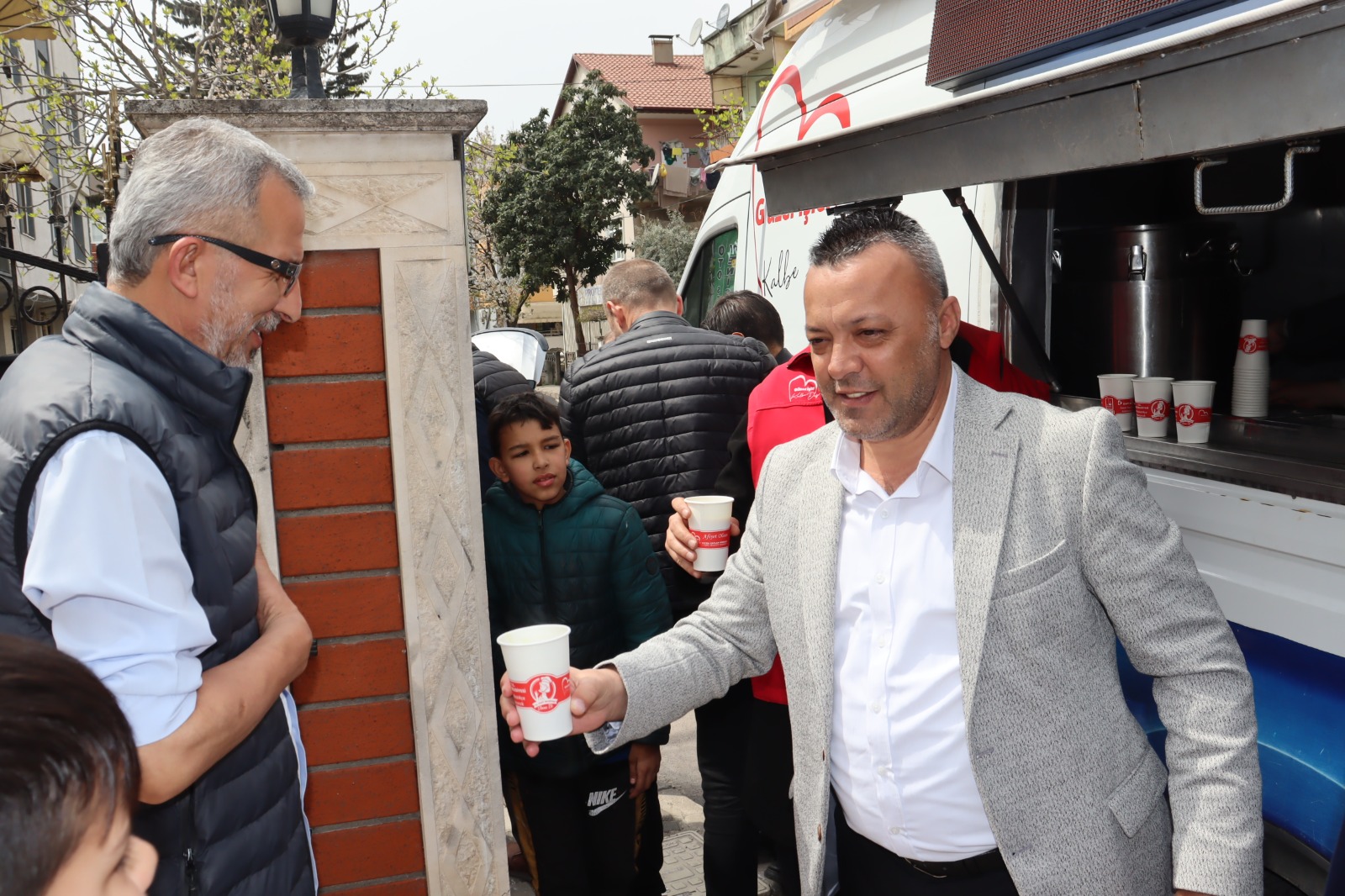 Izmit Belediyesi Yenisehir'de Cuma gelenegini sürdürdü (1)
