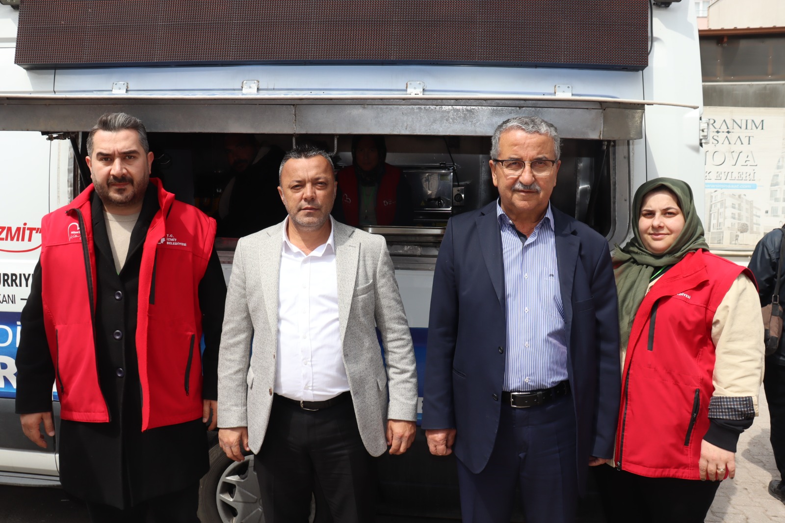 Izmit Belediyesi Yenisehir'de Cuma gelenegini sürdürdü (3)