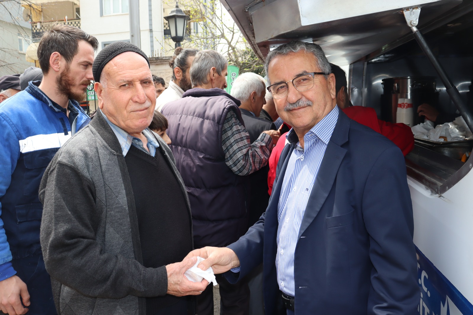Izmit Belediyesi Yenisehir'de Cuma gelenegini sürdürdü (4)