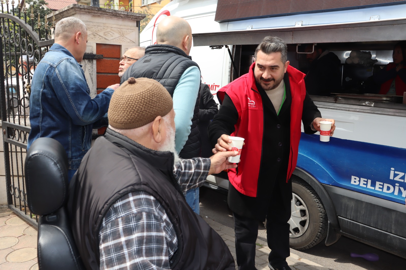 Izmit Belediyesi Yenisehir'de Cuma gelenegini sürdürdü (5)