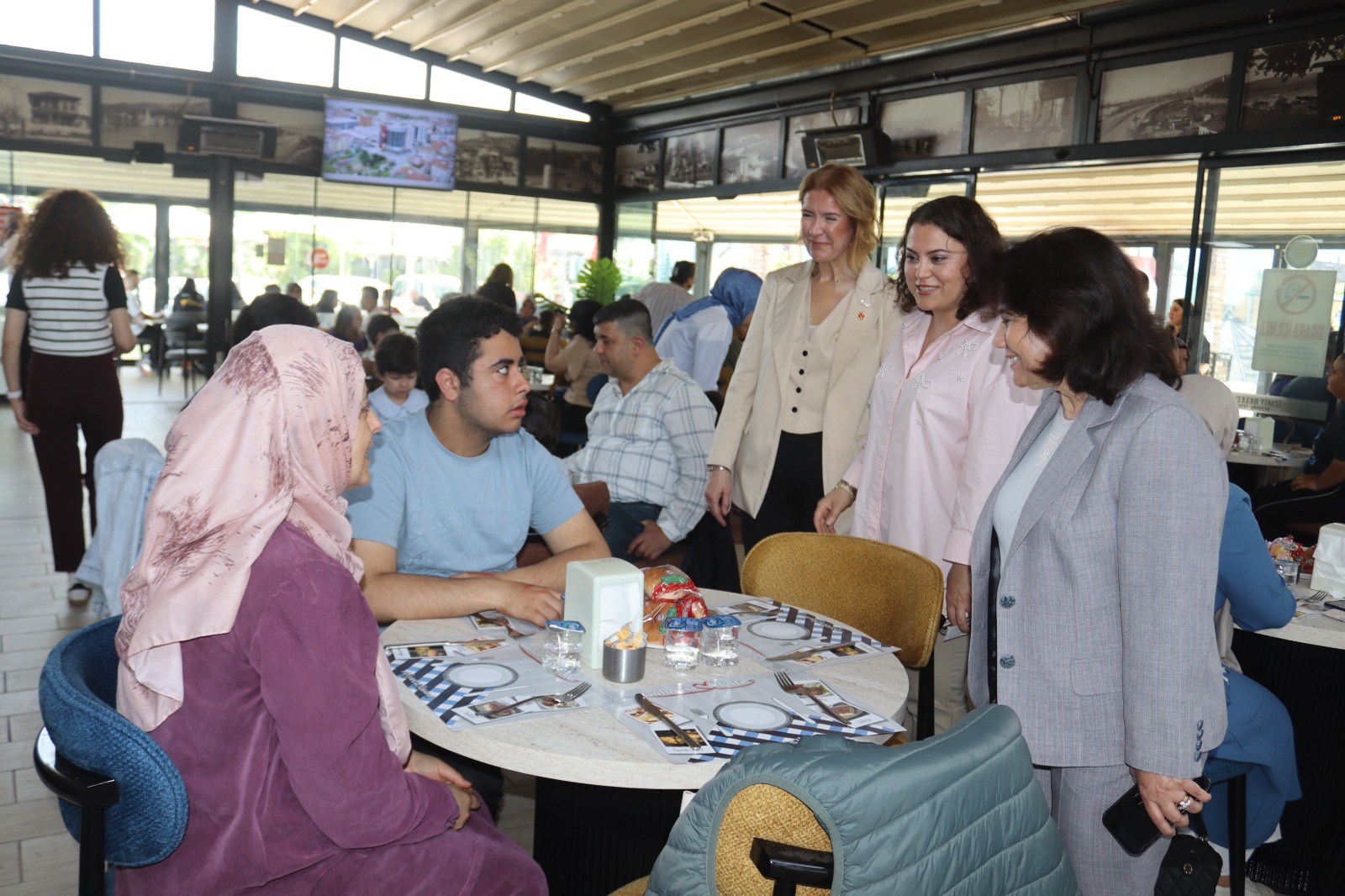 İzmit Belediyesi özel gereksinimli bireyler ve aileleriyle kahvaltıda buluştu (4) İzmit Belediyesi özel gereksinimli bireyler ve aileleriyle kahvaltıda buluştu (4)