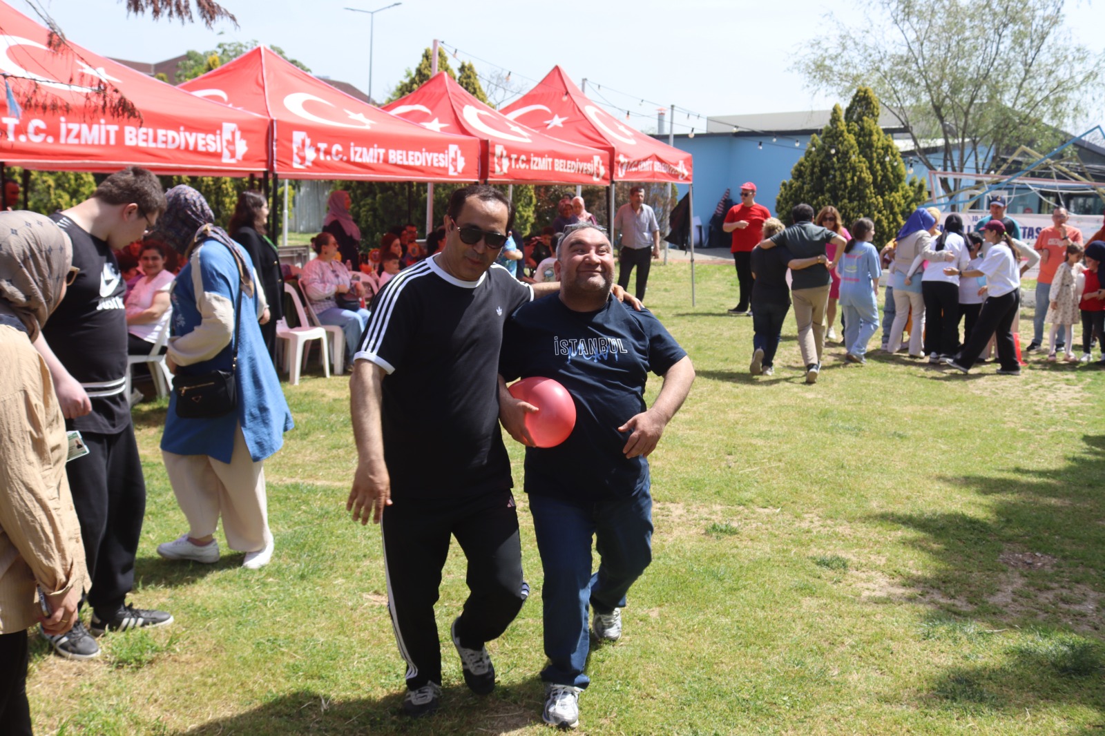İzmit Belediyesi özel gereksinimli bireyler ve aileleriyle kahvaltıda buluştu (7) İzmit Belediyesi özel gereksinimli bireyler ve aileleriyle kahvaltıda buluştu (7)