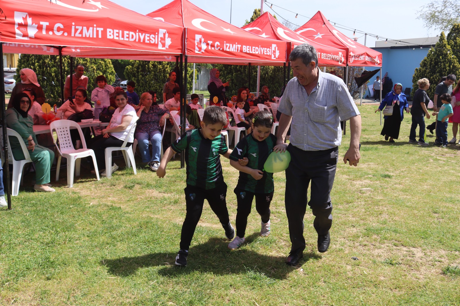 İzmit Belediyesi özel gereksinimli bireyler ve aileleriyle kahvaltıda buluştu (8) İzmit Belediyesi özel gereksinimli bireyler ve aileleriyle kahvaltıda buluştu (8)