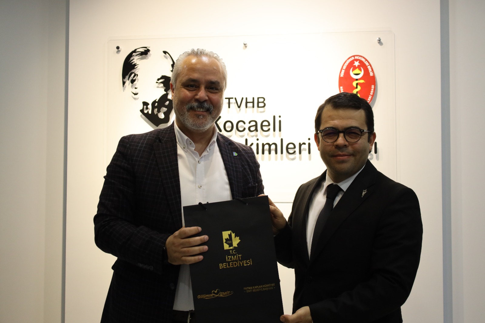 Izmit Belediyesi, veteriner hekimlerin gününü kutladi (3) Izmit Belediyesi, veteriner hekimlerin gününü kutladi (3)