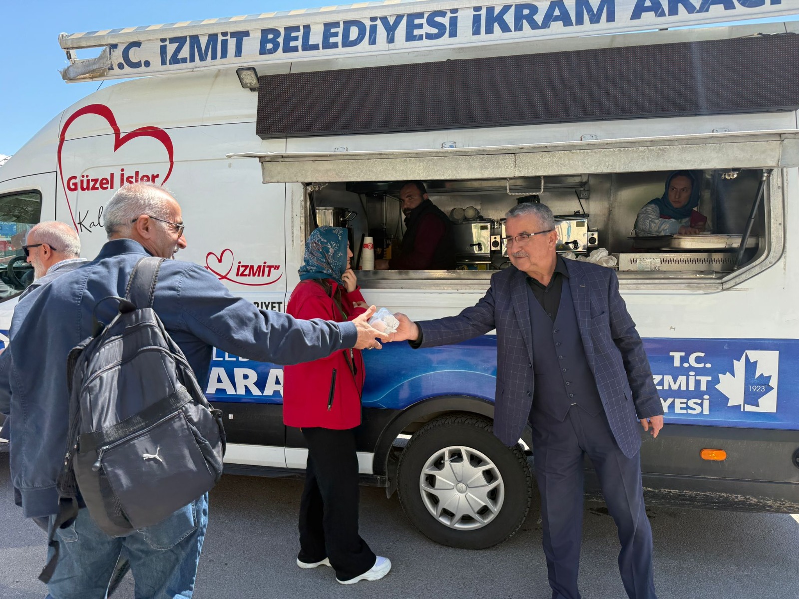 Izmit Belediyesinden Cuma Namazi sonrasi vatandaslara sicak ikram (2)