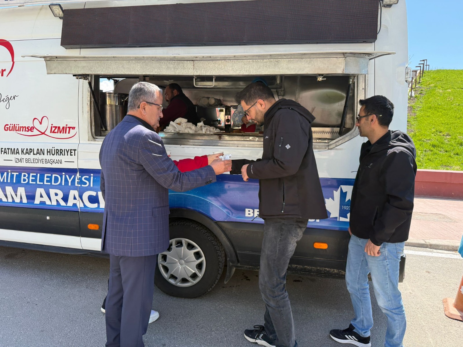 Izmit Belediyesinden Cuma Namazi sonrasi vatandaslara sicak ikram (3)