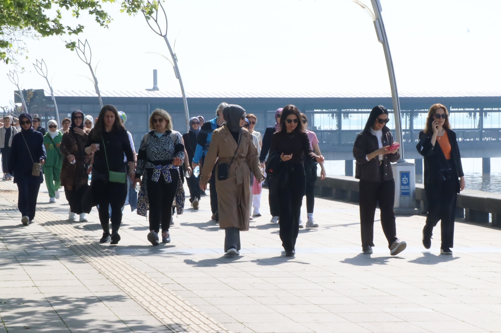 İzmit Belediyesinden Sağlıklı Yaşam Yürüyüşünde annelere anlamlı jest (7)