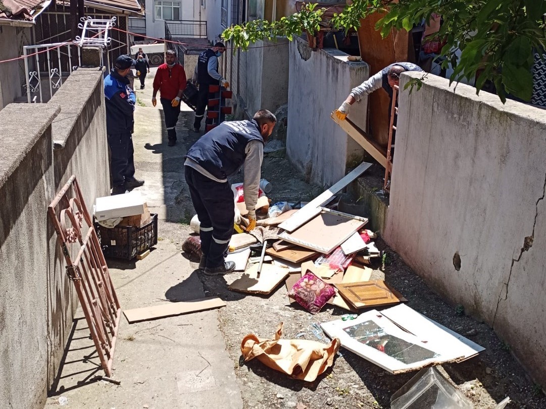 İzmit Belediyesinden çöp eve müdahale (2) İzmit Belediyesinden çöp eve müdahale (2)