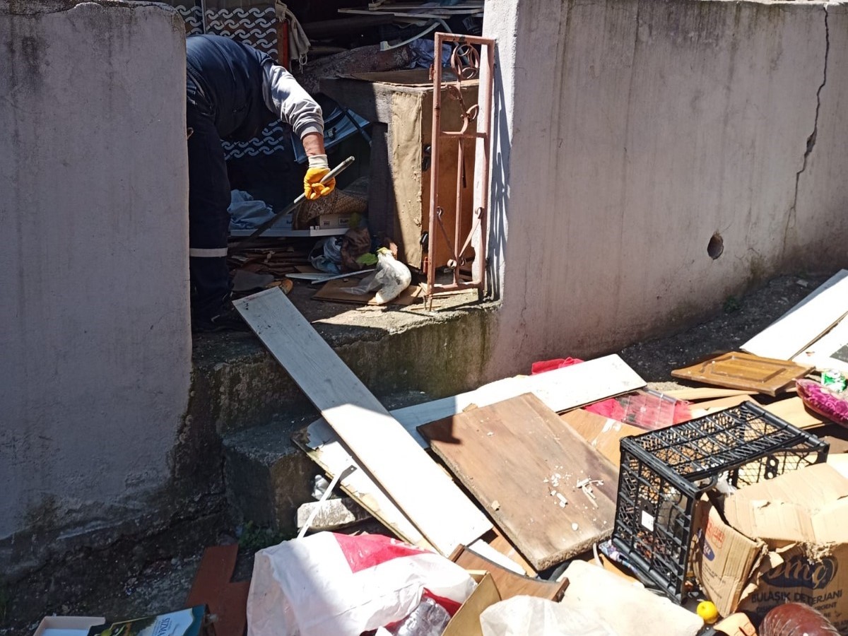 İzmit Belediyesinden çöp eve müdahale (4) İzmit Belediyesinden çöp eve müdahale (4)