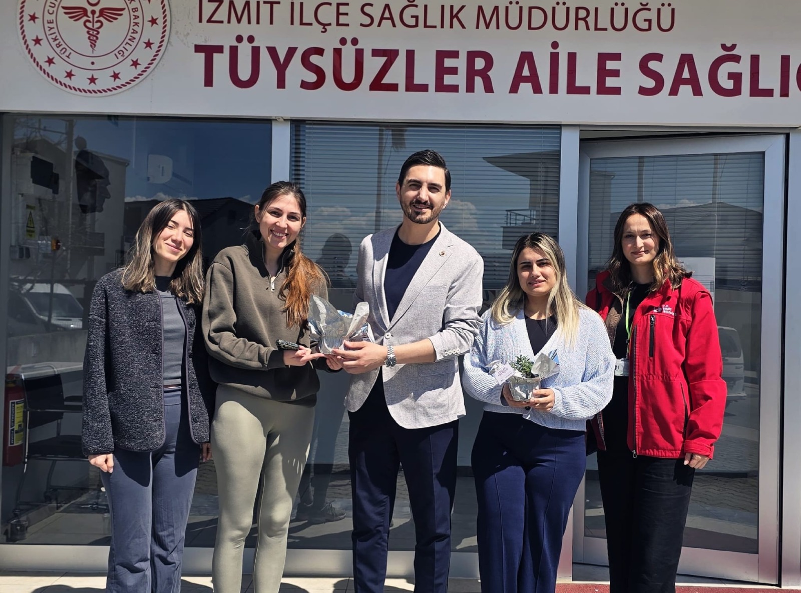 Izmit Belediyesinden ebelere anlamli sürpriz (6) Izmit Belediyesinden ebelere anlamli sürpriz (6)