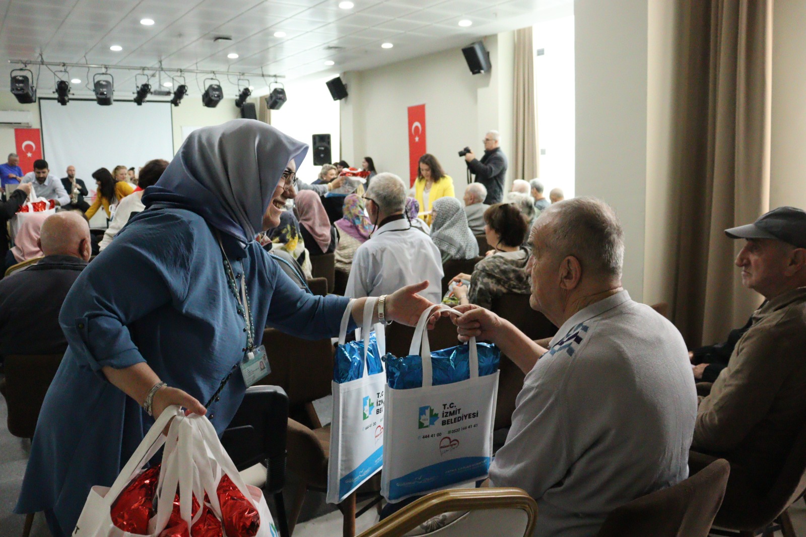 İzmit Belediyesinden huzurevine anlamlı Anneler Günü ziyareti (1)