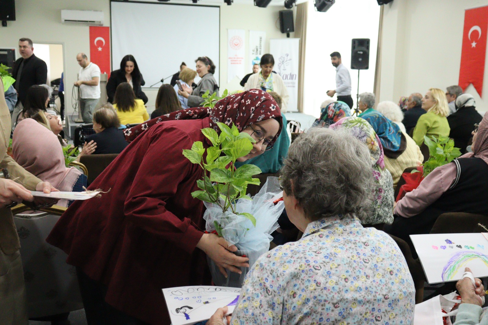 İzmit Belediyesinden huzurevine anlamlı Anneler Günü ziyareti (3)