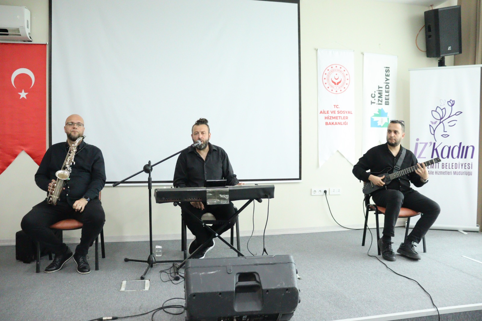 İzmit Belediyesinden huzurevine anlamlı Anneler Günü ziyareti (5)