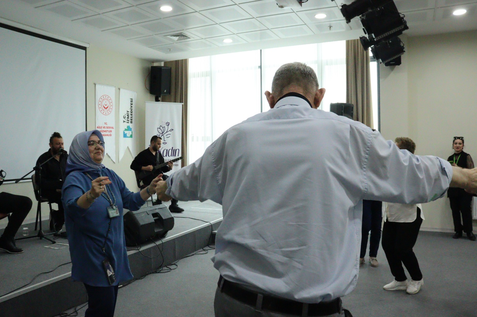İzmit Belediyesinden huzurevine anlamlı Anneler Günü ziyareti (7)