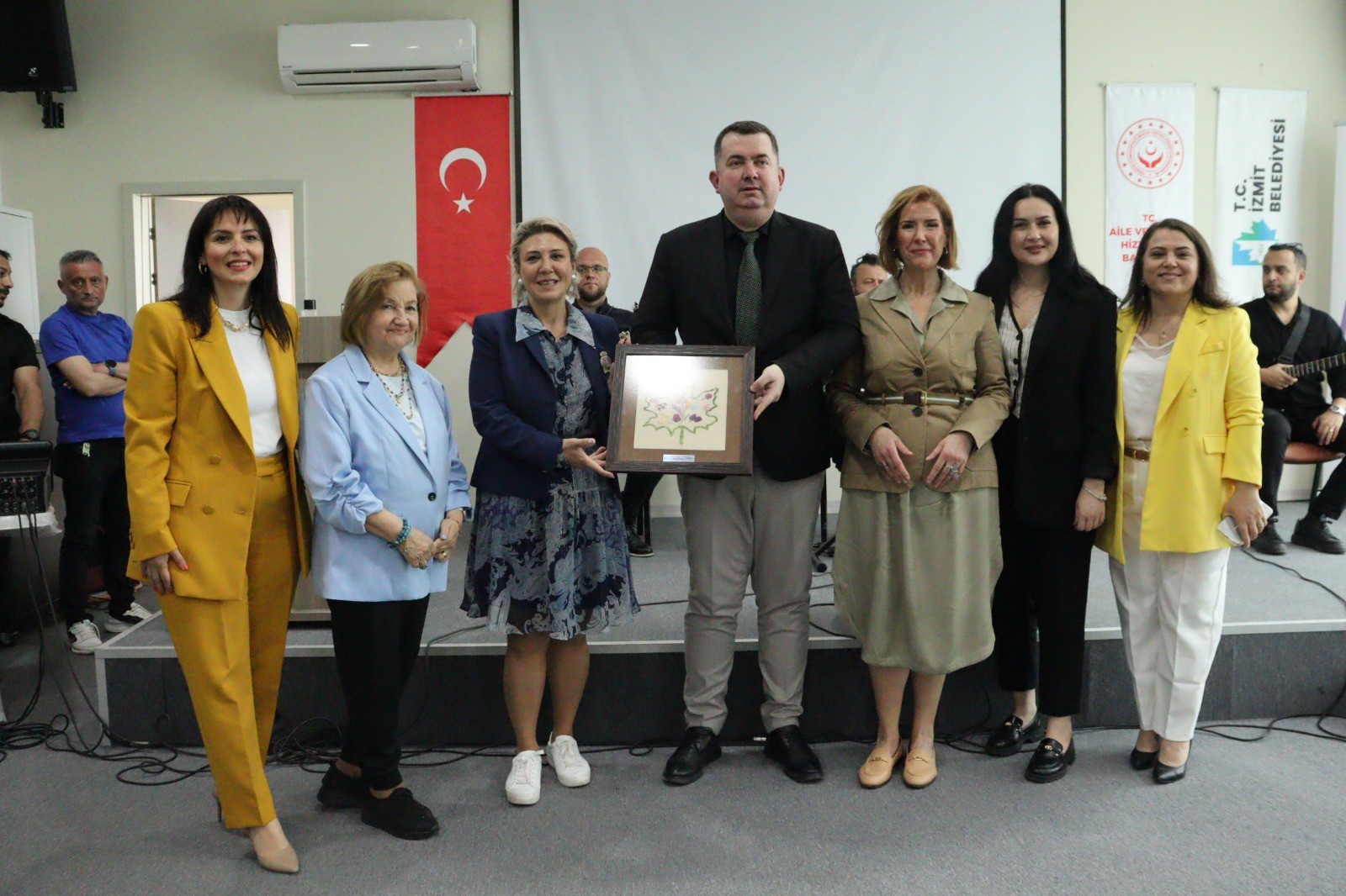 İzmit Belediyesinden huzurevine anlamlı Anneler Günü ziyareti (8)