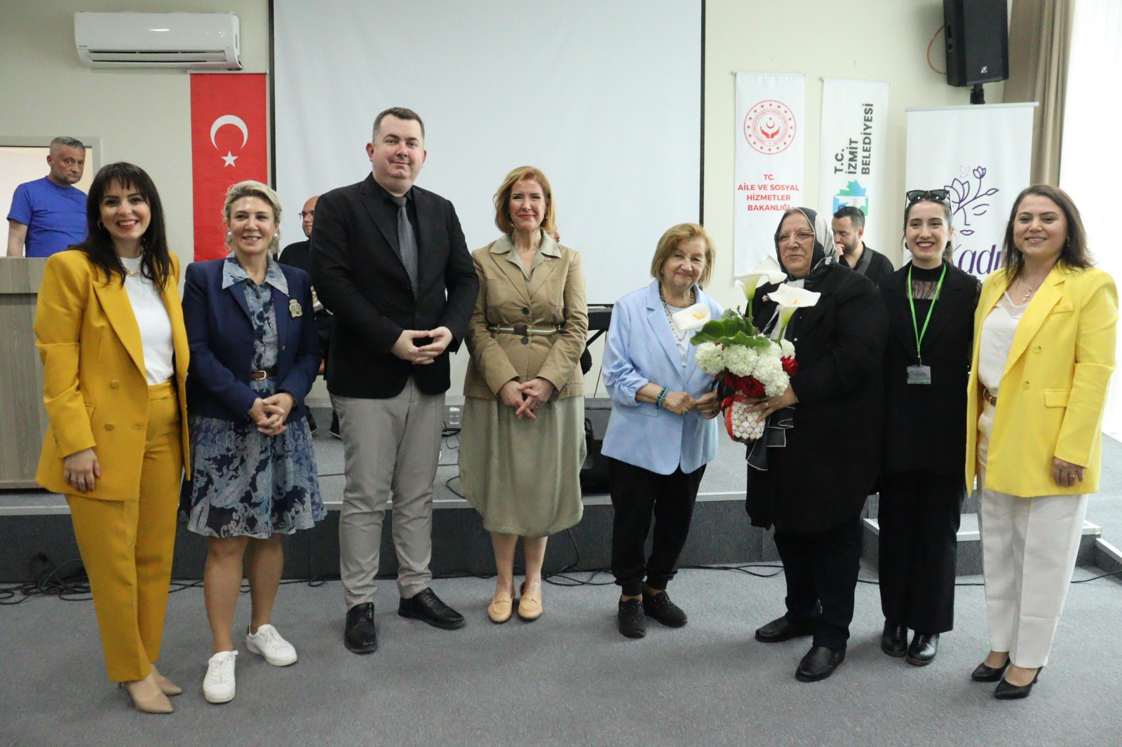 İzmit Belediyesinden huzurevine anlamlı Anneler Günü ziyareti (9)