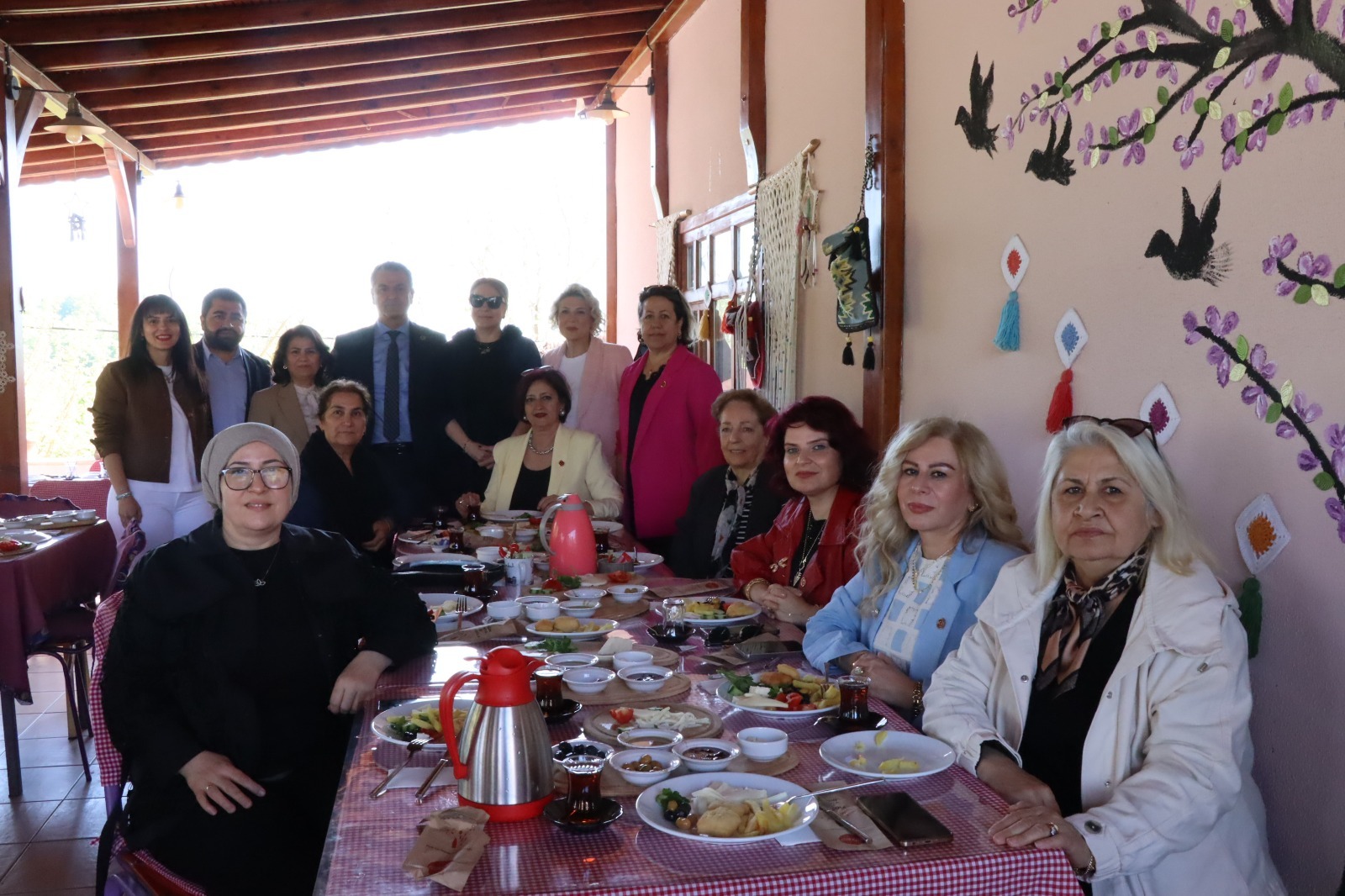 Izmit Belediyesinden kadin muhtarlara Anneler Günü kahvaltisi (10) Izmit Belediyesinden kadin muhtarlara Anneler Günü kahvaltisi (10)