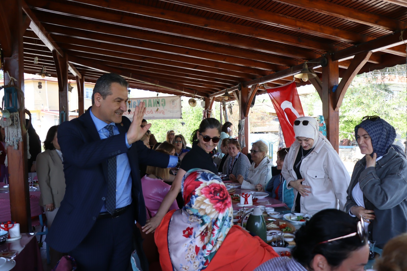 Izmit Belediyesinden kadin muhtarlara Anneler Günü kahvaltisi (12) Izmit Belediyesinden kadin muhtarlara Anneler Günü kahvaltisi (12)