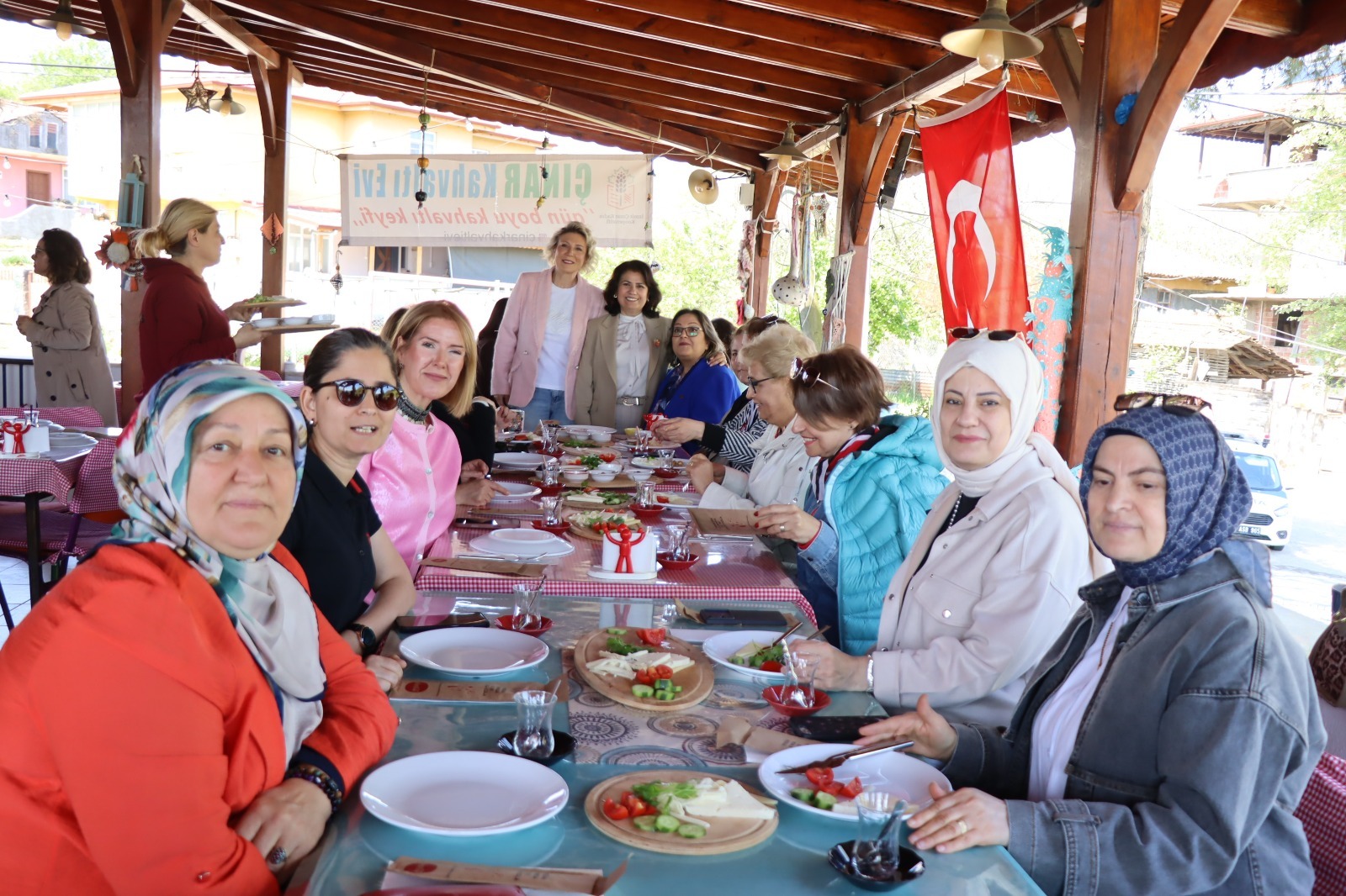 Izmit Belediyesinden kadin muhtarlara Anneler Günü kahvaltisi (4) Izmit Belediyesinden kadin muhtarlara Anneler Günü kahvaltisi (4)