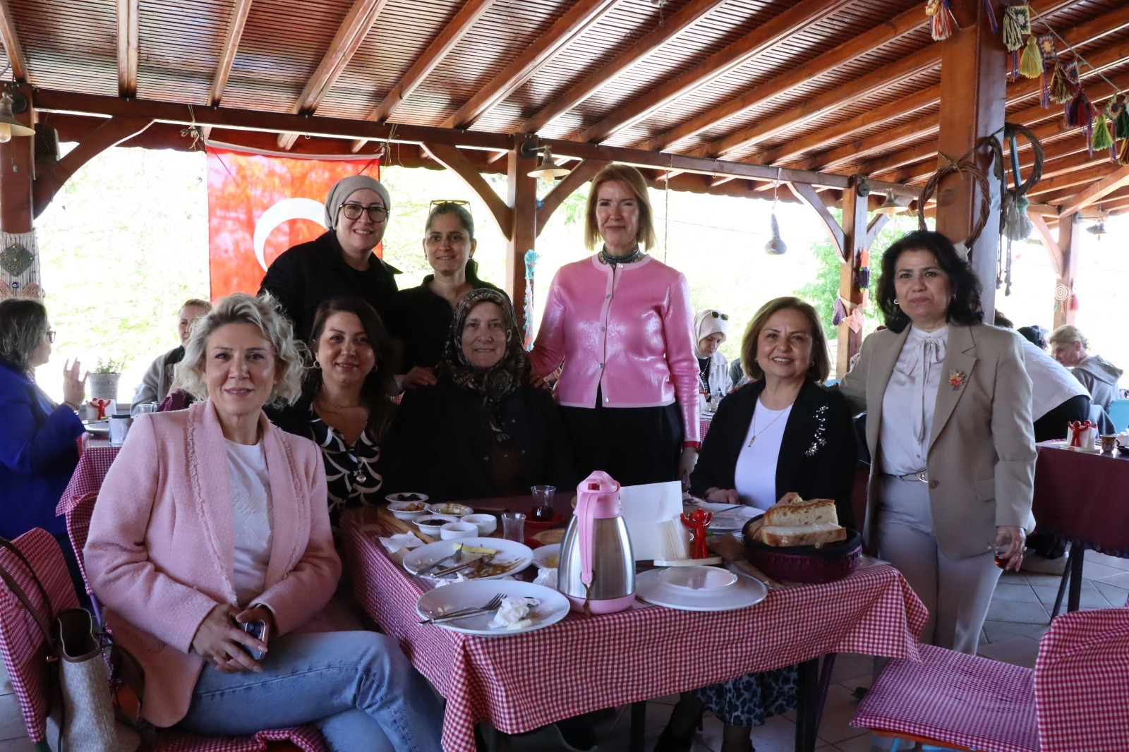 Izmit Belediyesinden kadin muhtarlara Anneler Günü kahvaltisi (5) Izmit Belediyesinden kadin muhtarlara Anneler Günü kahvaltisi (5)