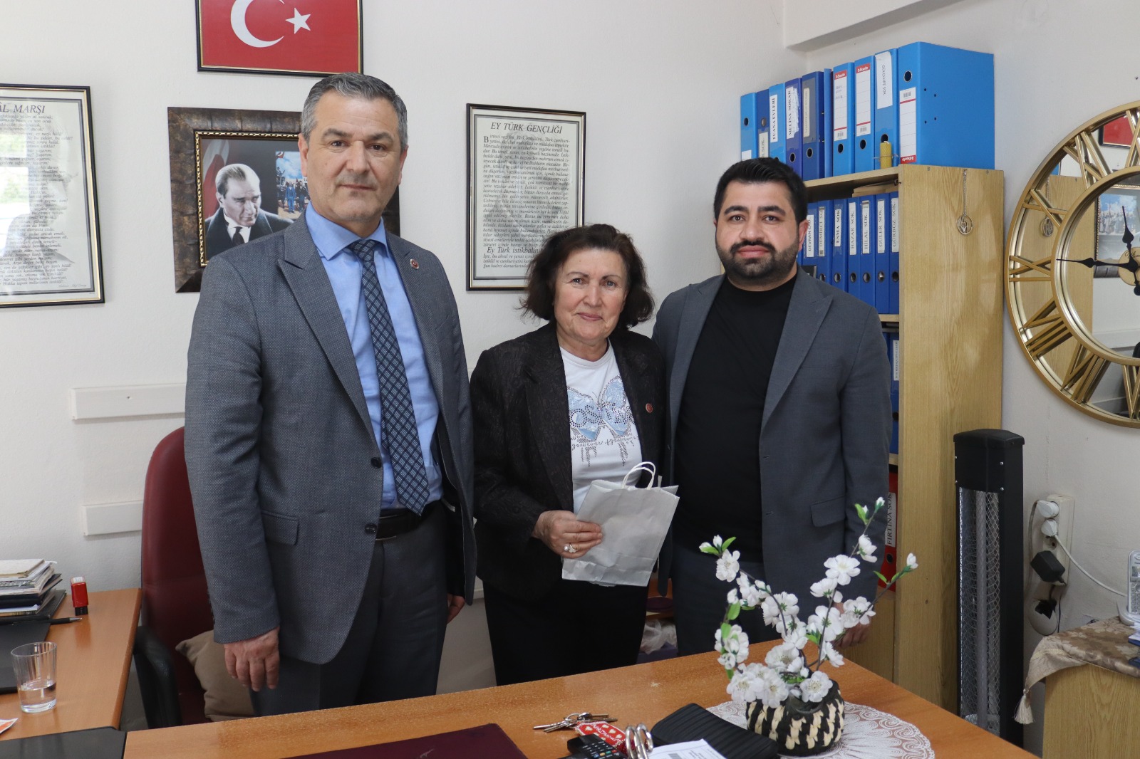 İzmit Belediyesinden kadın muhtarlara Anneler Günü ziyareti (11)