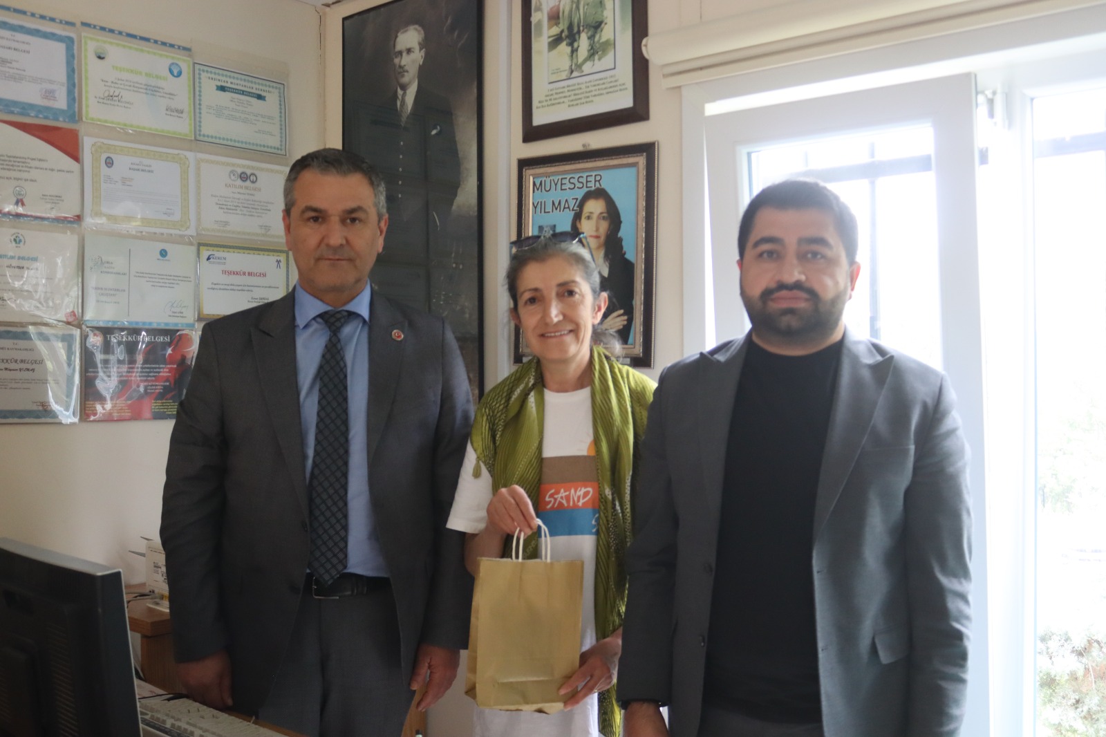 İzmit Belediyesinden kadın muhtarlara Anneler Günü ziyareti (12)