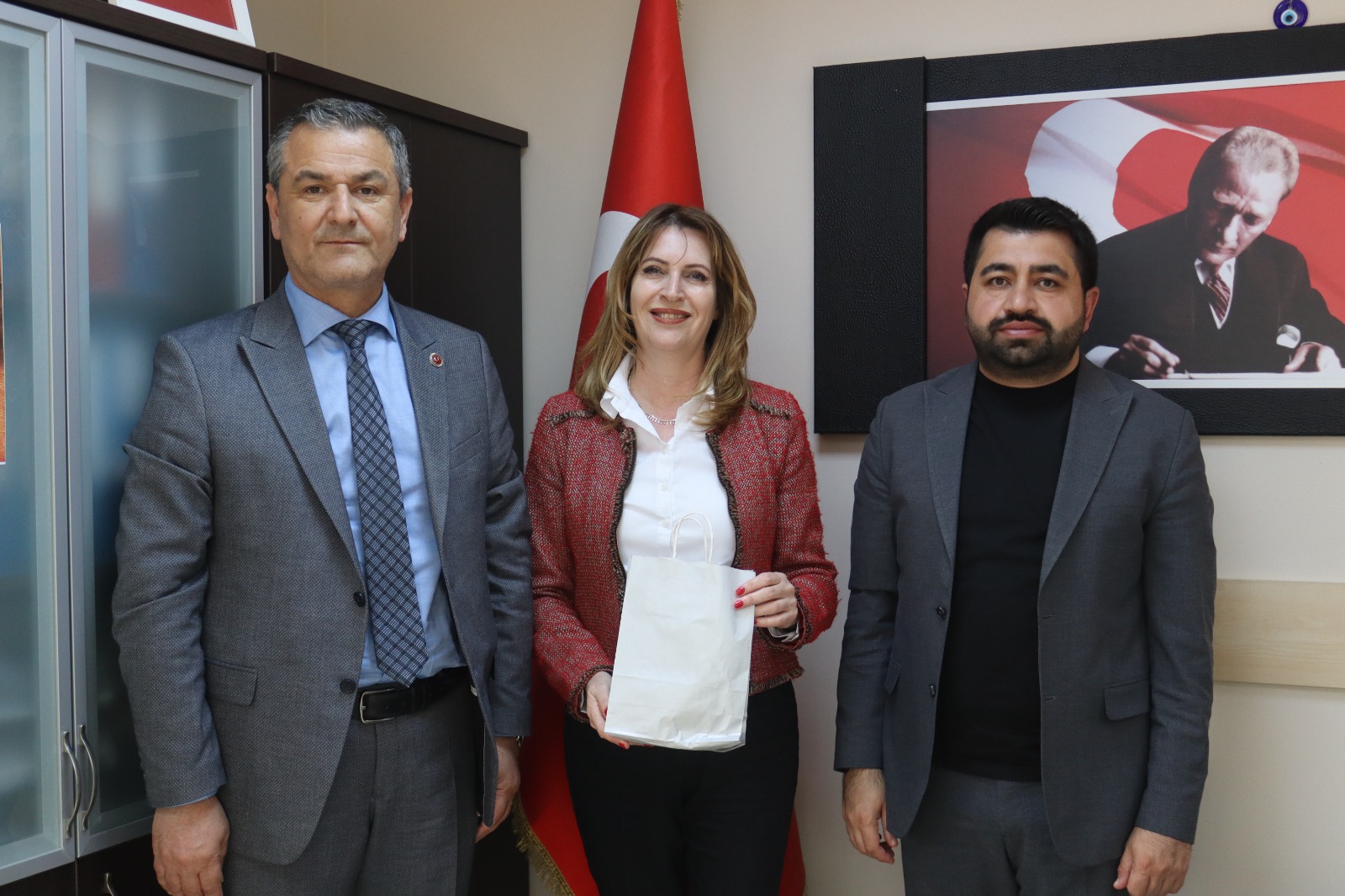 İzmit Belediyesinden kadın muhtarlara Anneler Günü ziyareti (13)