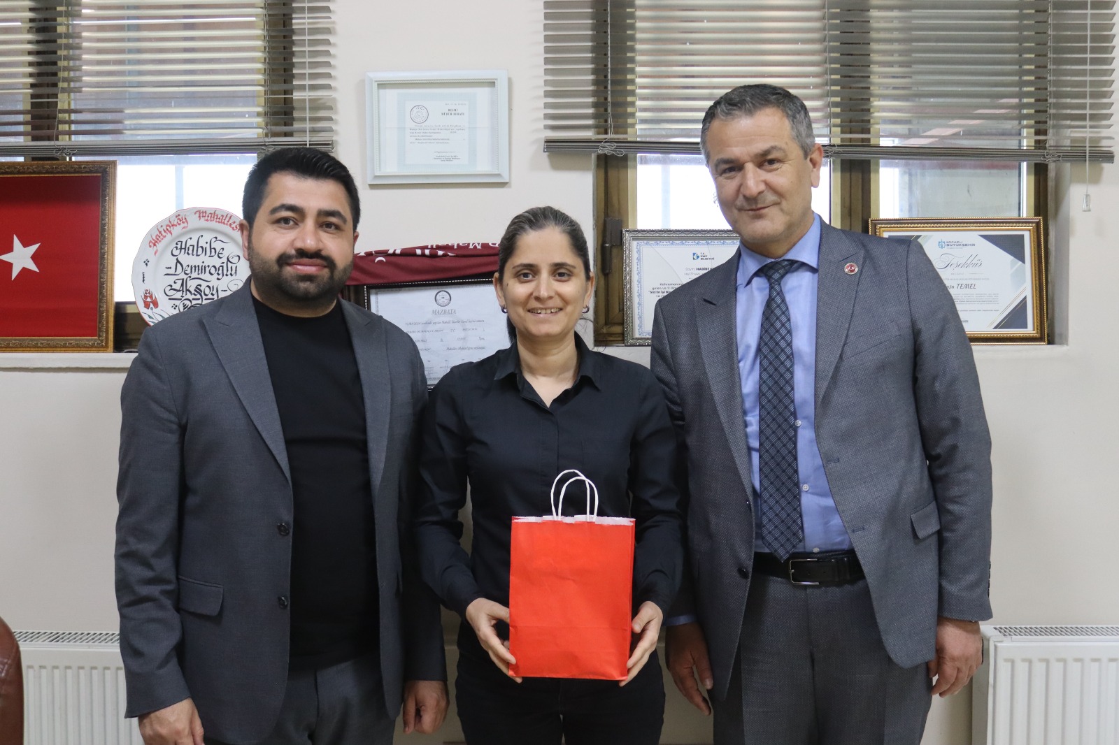 İzmit Belediyesinden kadın muhtarlara Anneler Günü ziyareti (2)