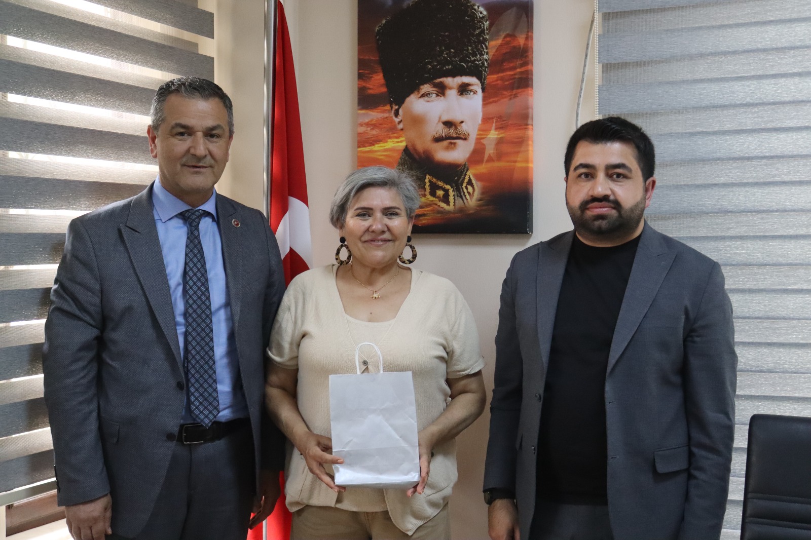 İzmit Belediyesinden kadın muhtarlara Anneler Günü ziyareti (4)