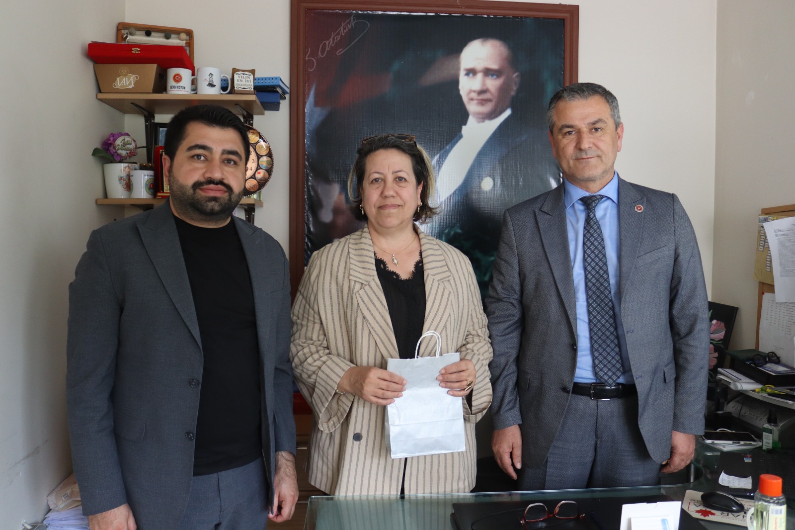 İzmit Belediyesinden kadın muhtarlara Anneler Günü ziyareti (9)