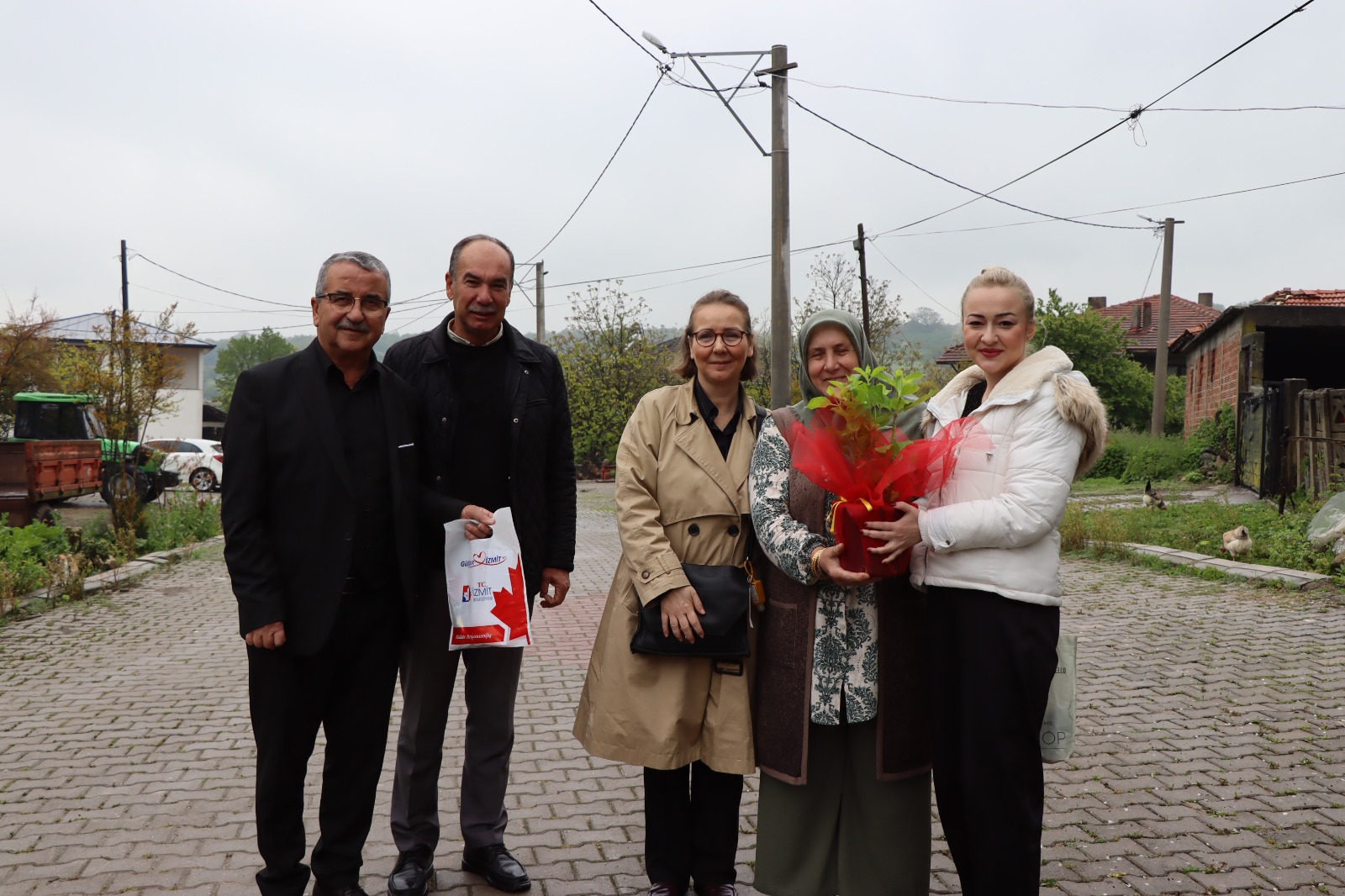 İzmit Belediyesinden kırsaldaki annelere özel ‘Anneler Günü’ sürprizi 2 (1)